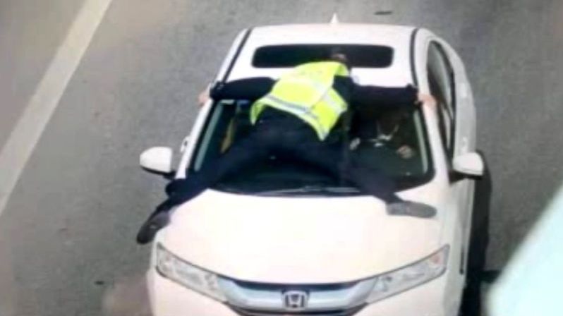Policista se držel dva kilometry na kapotě kontrolovaného auta